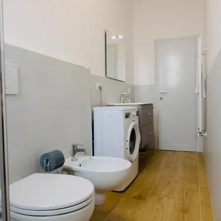 Lia's Modern Flat 2 Bedroom W Balcony Appartement