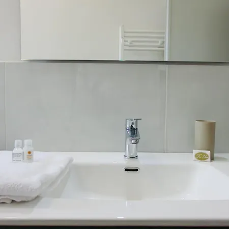 Lia's Modern Flat 2 Bedroom W Balcony Appartement *