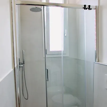 Apartman Lia's Modern Flat 2 Bedroom W Balcony