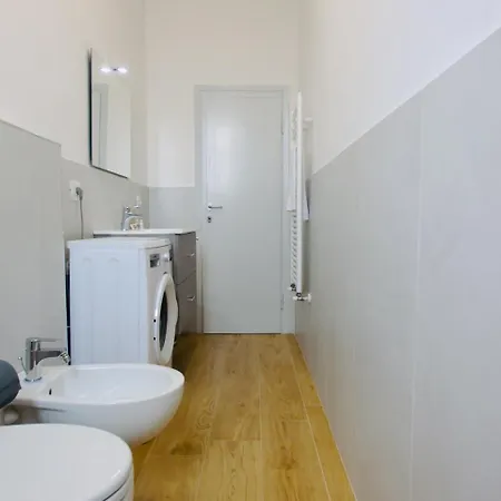 Lia's Modern Flat 2 Bedroom W Balcony Apartman *