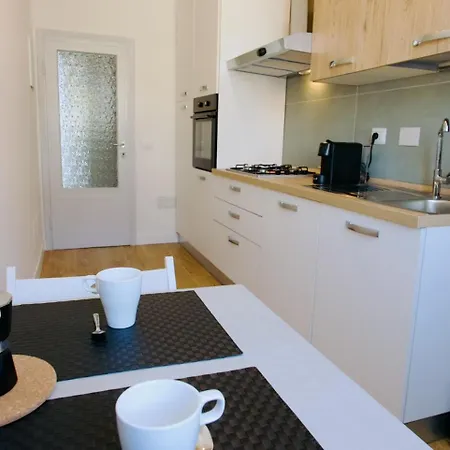 Lia's Modern Flat 2 Bedroom W Balcony Firenze