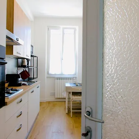 Lia's Modern Flat 2 Bedroom W Balcony Apartman *